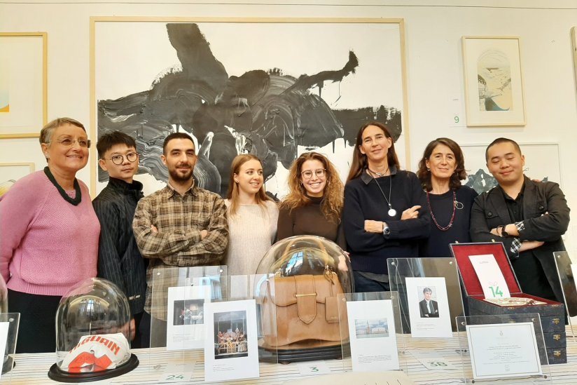 Da sinistra: Diana Ferrara, Xuanzhu Liu,Serhat Emrulai, Laura Isola, Cecilia Maran, Bianca Arrivabene, Teresa Baldi Guarinoni, Xang Zhenyu; sullo sfondo, l'opera di Sun Xue