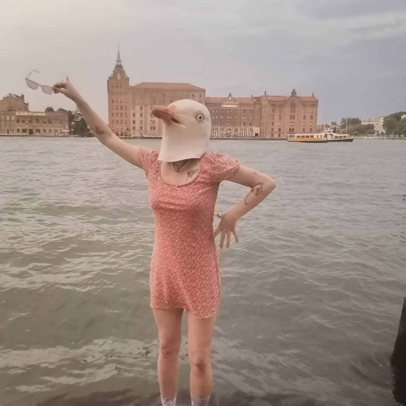 Mostra: ...sole giallo, mare blu, (cielo grigio)...